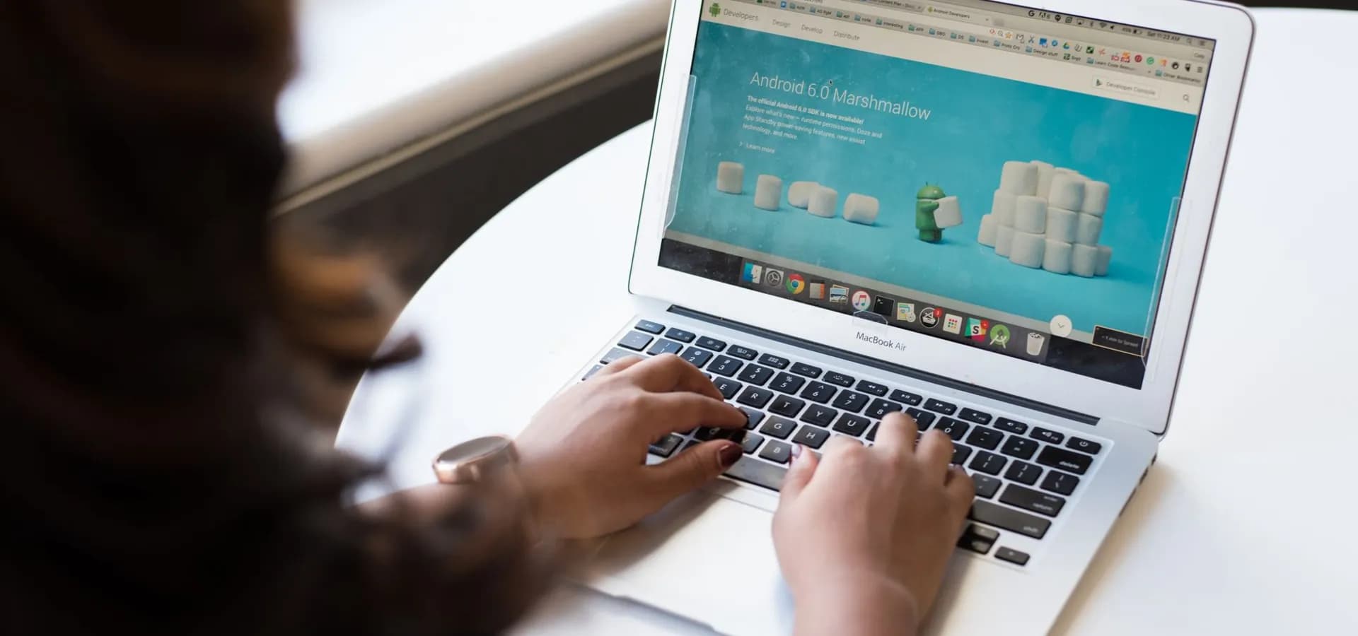 Vlasnik tvrtke provjerava izgled svoje stare web-stranice na laptopu