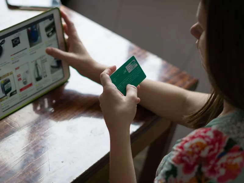 Ikona košarice prikazana na ekranu tijekom online kupnje