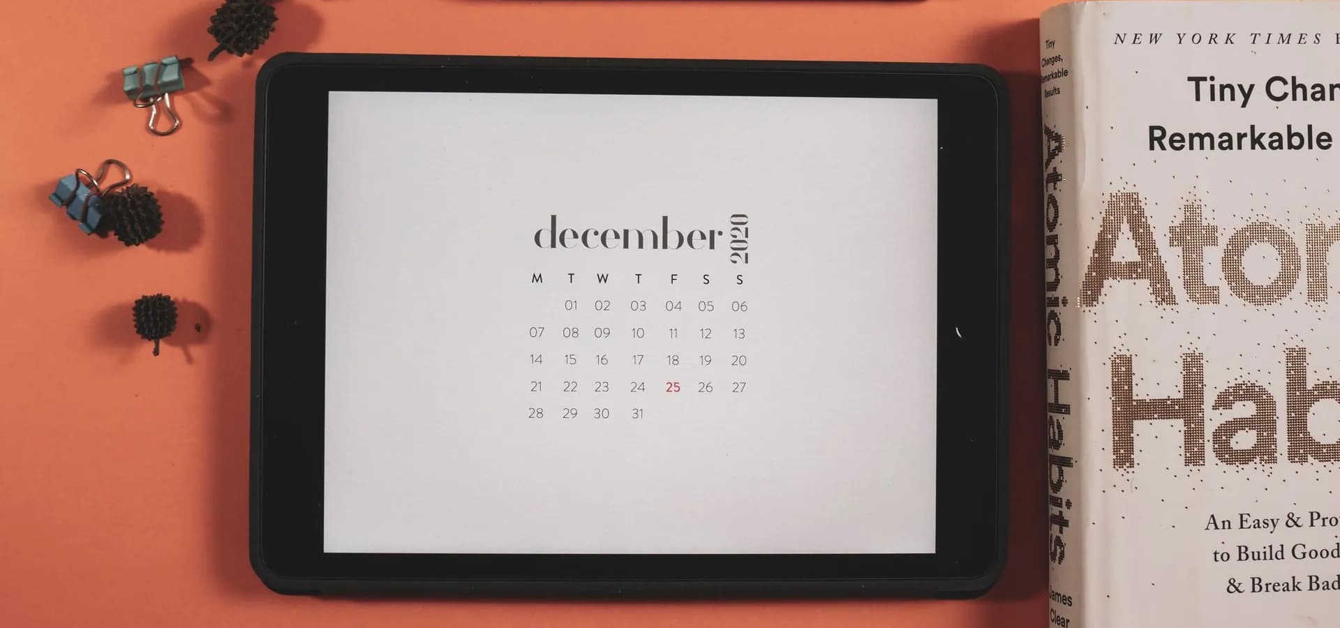 Tablet s prikazom digitalnog kalendara na urednom uredskom stolu