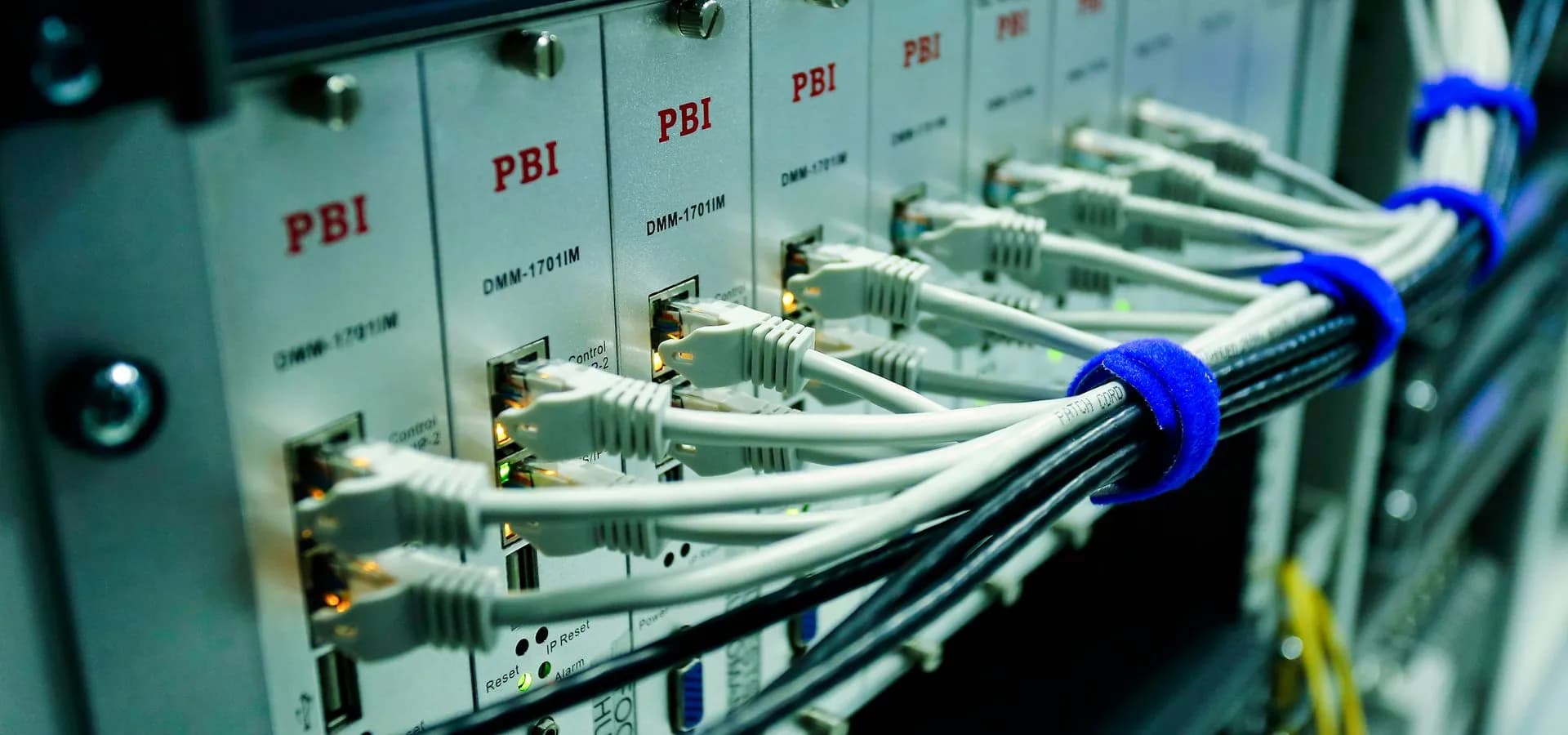 Poslužitelji u podatkovnom centru koji predstavljaju hosting za poslovnu web-stranicu