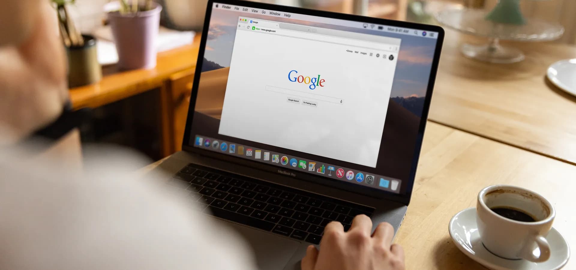 Osoba provjerava izvješće o indeksiranju u Google Search Consoleu na prijenosnom računalu
