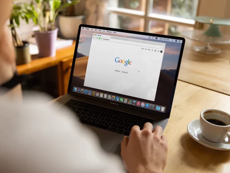 Osoba provjerava izvješće o indeksiranju u Google Search Consoleu na prijenosnom računalu