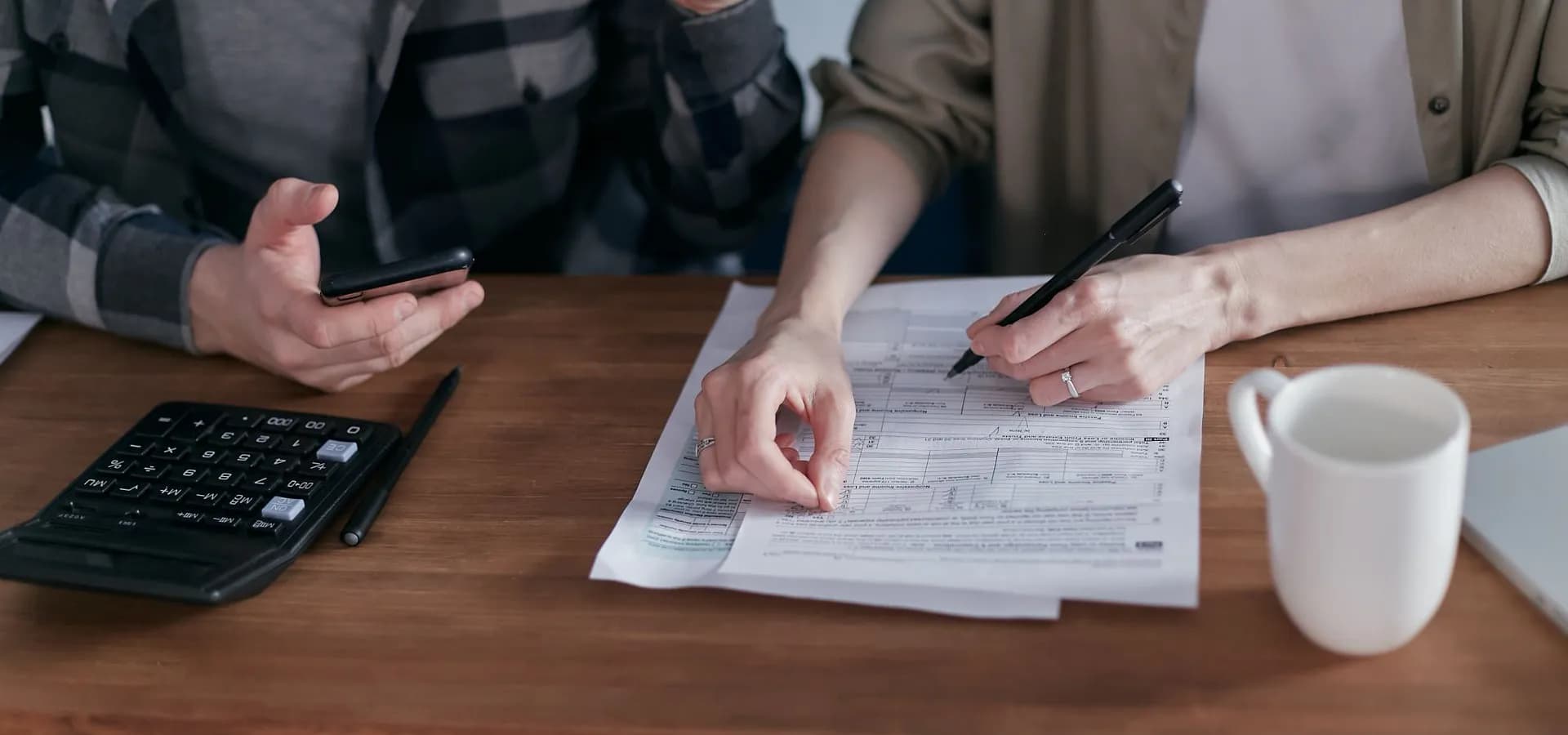 Skeniranje papirnog računa za digitalnu obradu u uredu