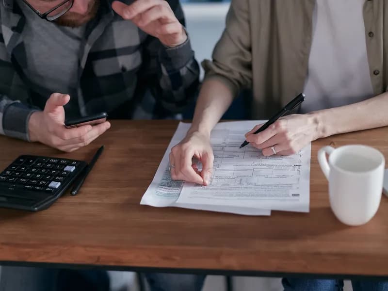 Skeniranje papirnog računa za digitalnu obradu u uredu