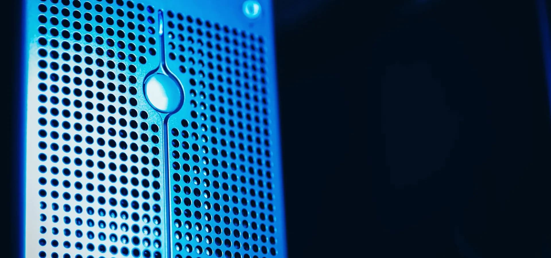Serverska soba s redovima poslužitelja za pohranu podataka