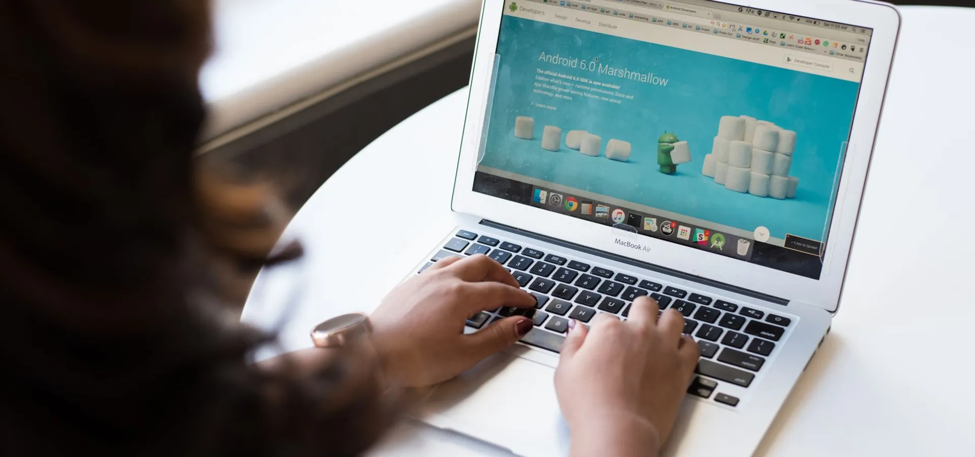 Vlasnik tvrtke provjerava izgled svoje stare web-stranice na laptopu