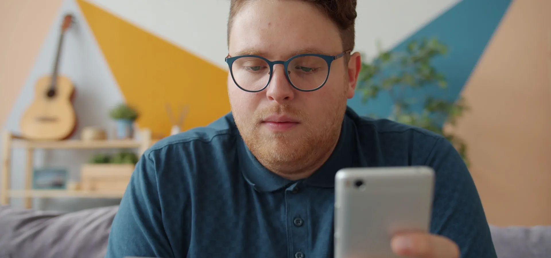Mobitel s kodom za dvofaktorsku autentifikaciju uz prijavu na računalu
