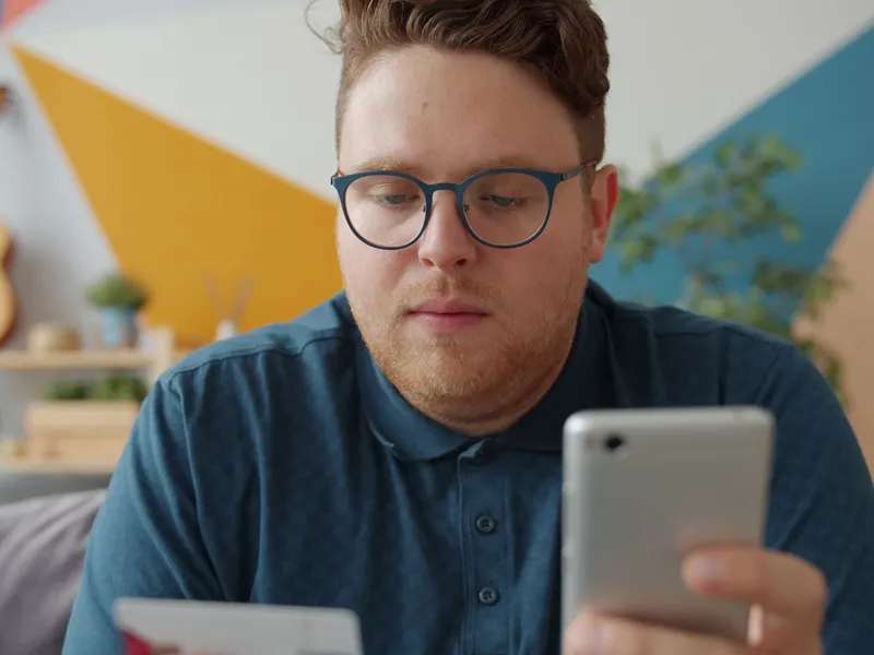 Mobitel s kodom za dvofaktorsku autentifikaciju uz prijavu na računalu