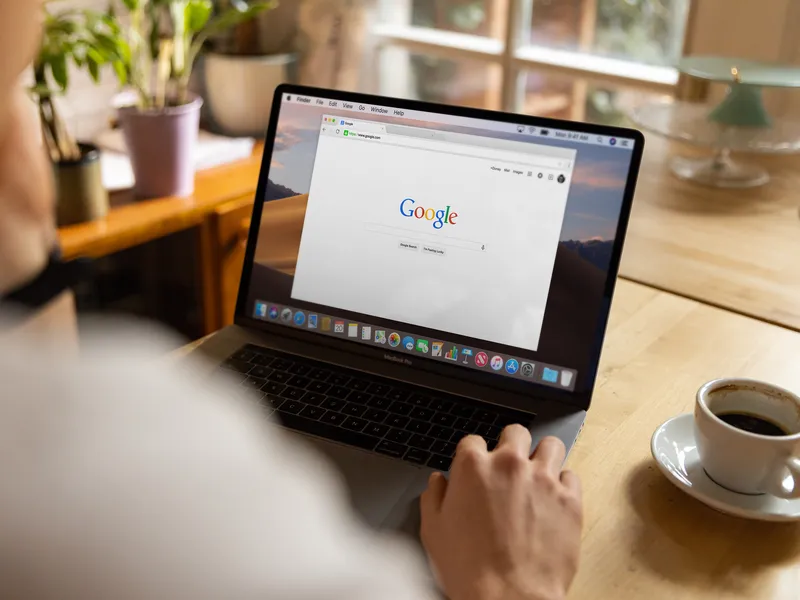 Osoba provjerava izvješće o indeksiranju u Google Search Consoleu na prijenosnom računalu